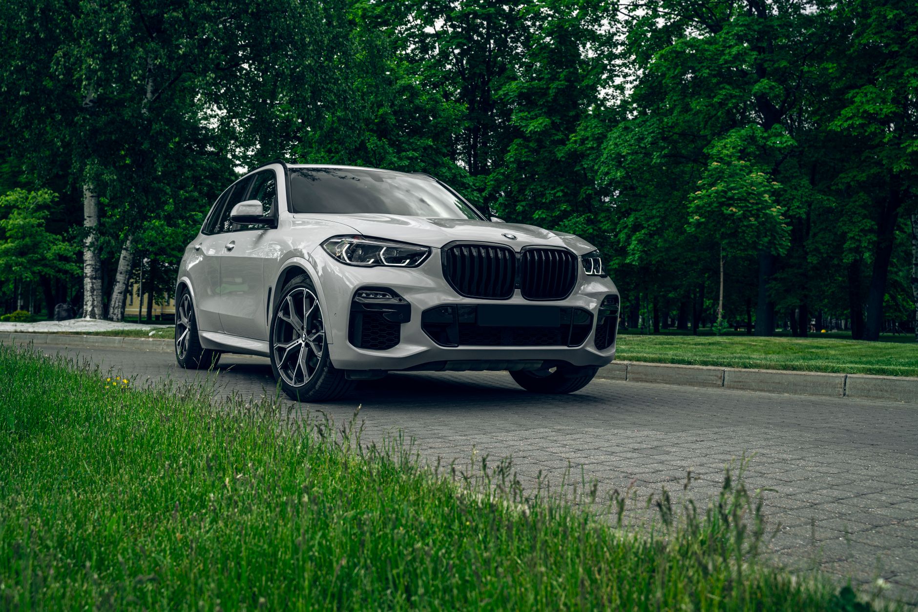 Key Factors to Consider Before Choosing Luxury SUV Hire in Dubai